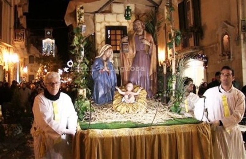 Immagini Sacre Del Natale.Trani Religiosa Il Rito Della Sacra Famiglia Ha Riacceso L Attesa Del Natale Radiobombo Il Giornale Di Trani